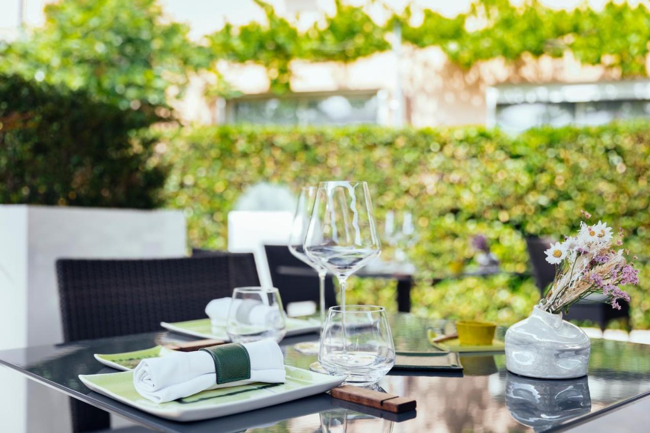 Le Carre D'Alethius Logis Hotel Restaurant Charmes-sur-Rhone Экстерьер фото