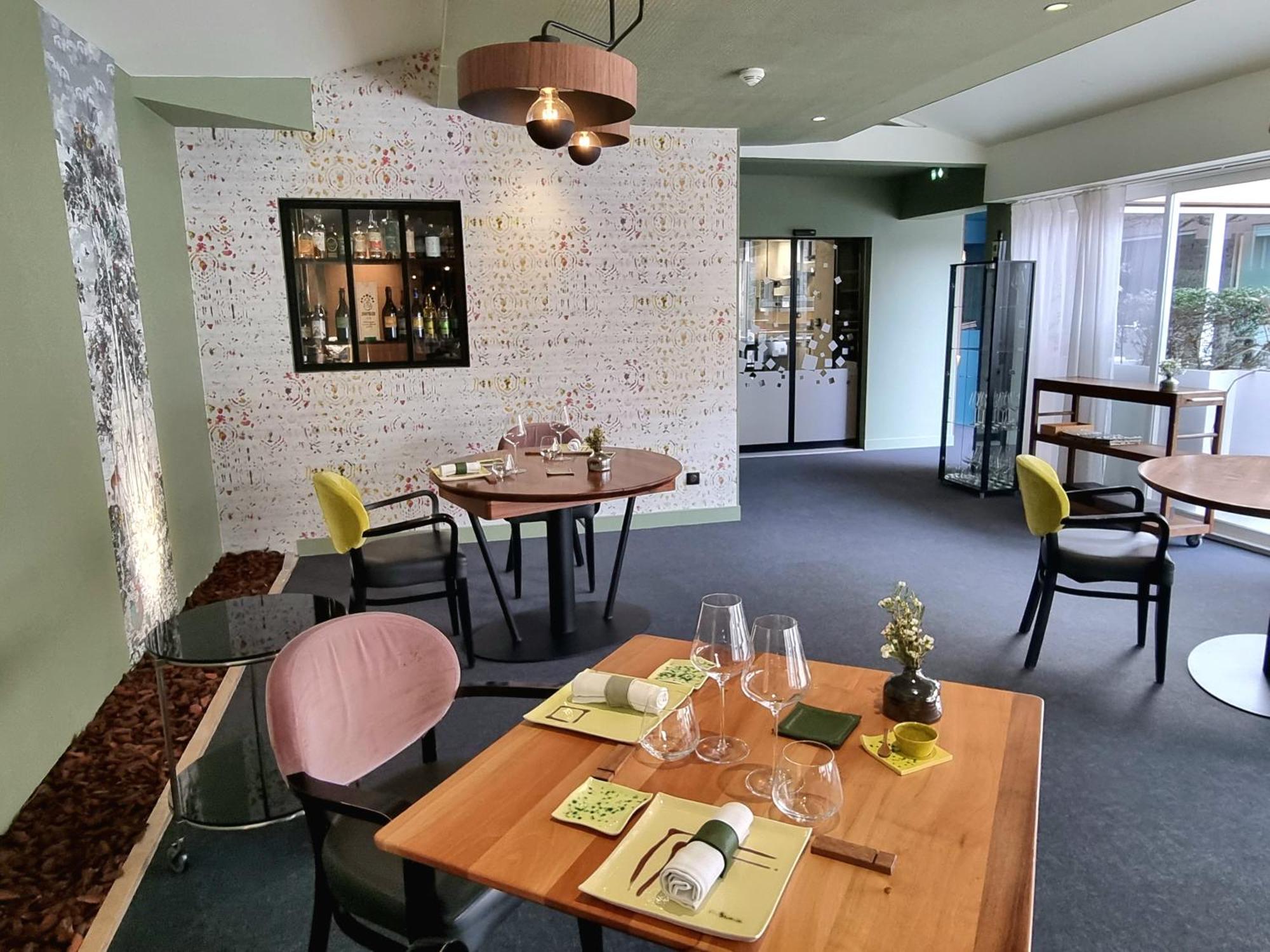 Le Carre D'Alethius Logis Hotel Restaurant Charmes-sur-Rhone Экстерьер фото