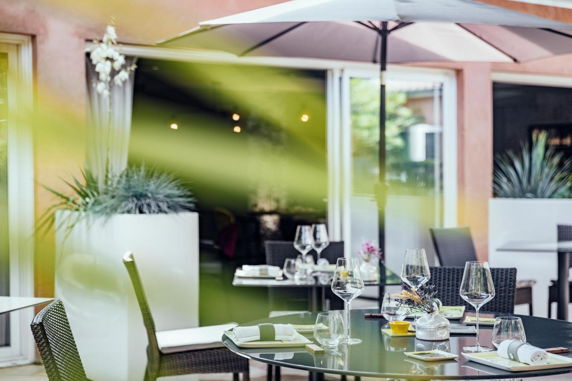Le Carre D'Alethius Logis Hotel Restaurant Charmes-sur-Rhone Экстерьер фото